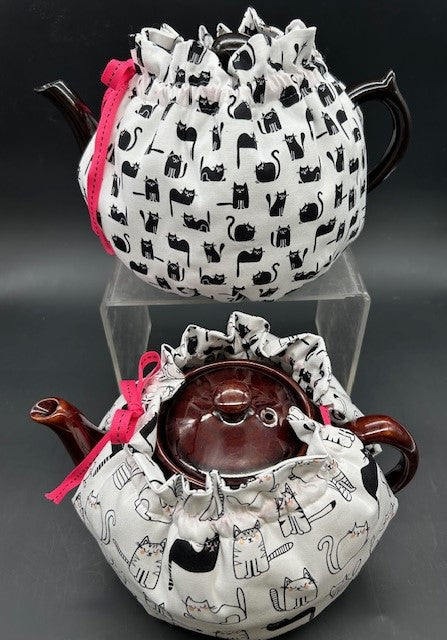 Wrap-Around Tea Cozy: Cats - Black and White