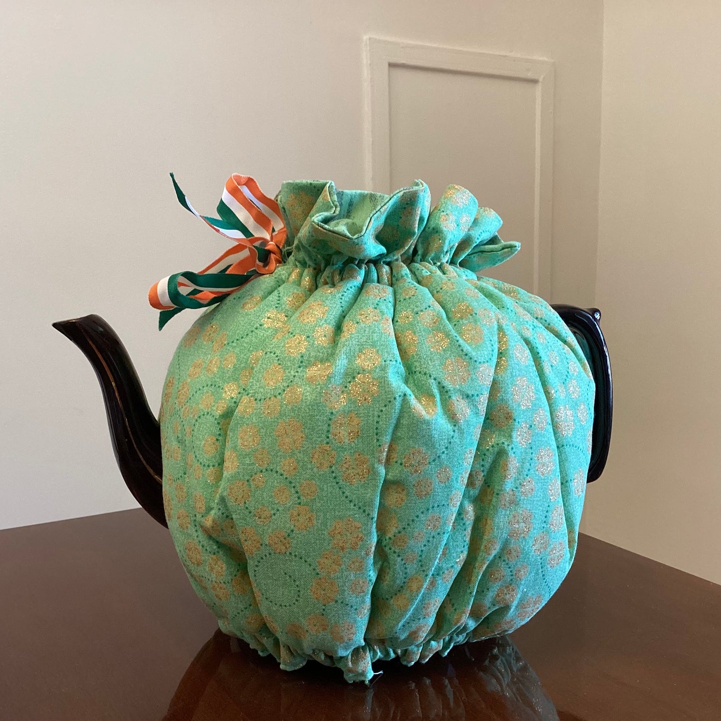 Wrap-Around Tea Cozy: Celtic Irish Golden Shamrocks/Green Striped Reversible